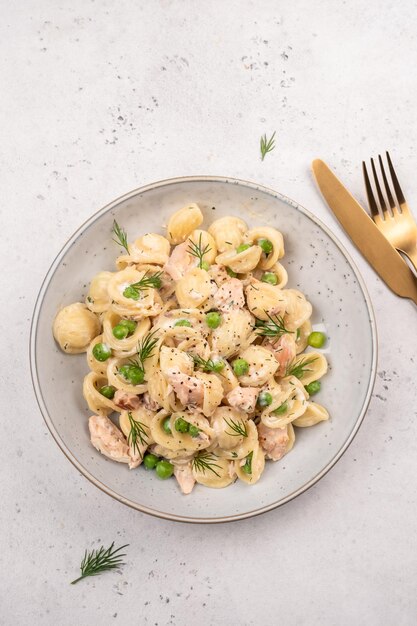 Macarrão orecchiette com ervilhas verdes de salmão defumado e molho cremoso