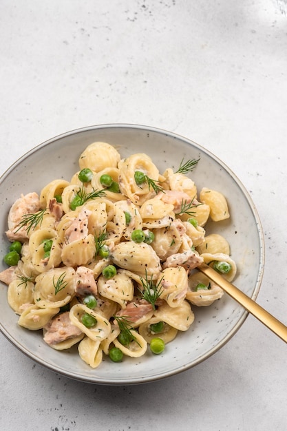 Macarrão orecchiette com molho cremoso de ervilhas verdes de salmão defumado e endro Comida saudável