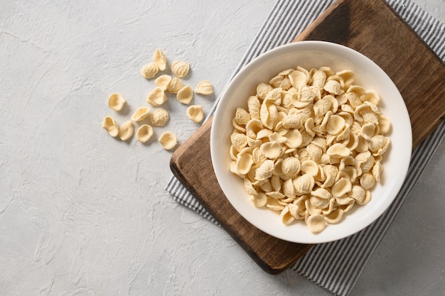 Macarrão orecchiette cru fresco feito de farinha de trigo integral