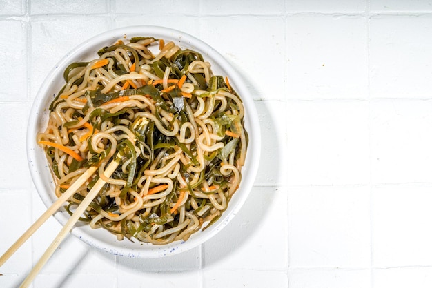 Macarrão paleo fácil com macarrão asiático de algas com macarrão de arroz de vidro com algas marinhas
