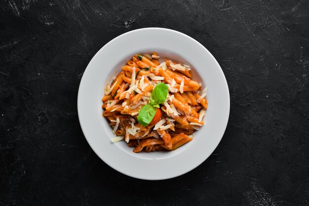 Macarrão Pene com Bacon e Tomate Cereja Prato italiano Espaço livre para o seu texto Vista superior