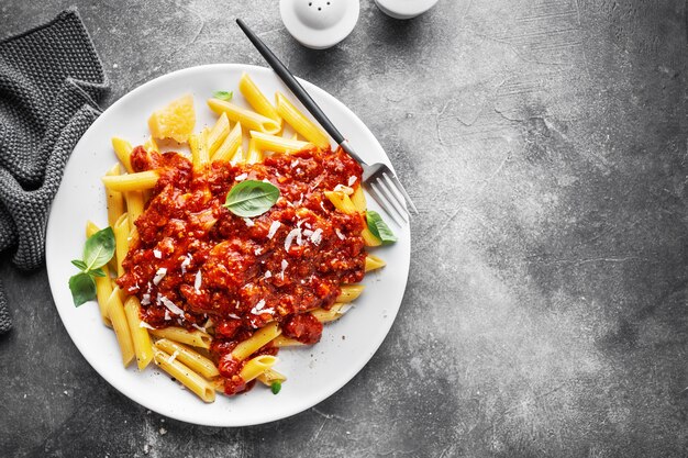 Macarrão penne à bolonhesa servido na chapa