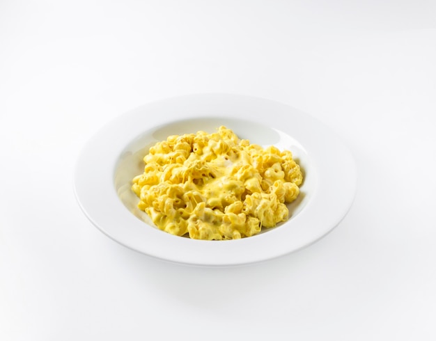 Macarrão penne à carbonara no fundo branco