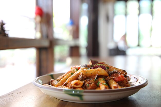 Macarrão penne ao molho de tomate com almôndegas