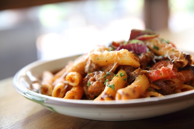 Macarrão penne ao molho de tomate com almôndegas