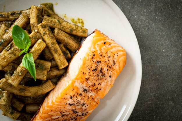 macarrão penne ao pesto quadrotto com filé de salmão grelhado