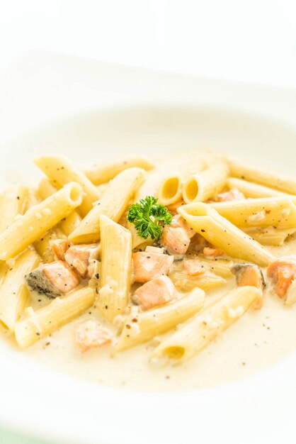 Macarrão penne carbonara com salmão