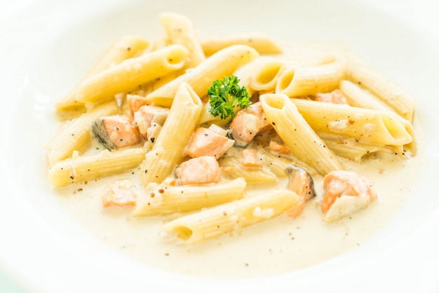 Macarrão penne carbonara com salmão