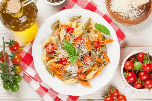 Macarrão penne colorido com tomate e manjericão