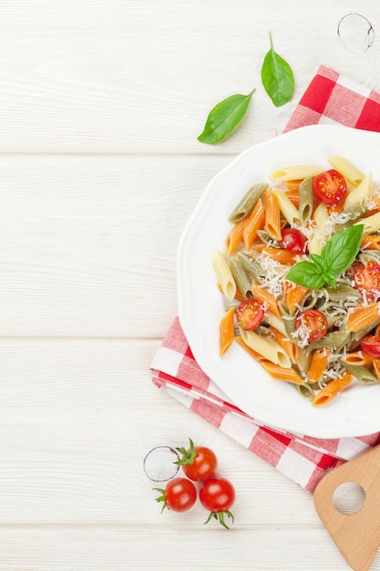 Macarrão penne colorido com tomate e manjericão