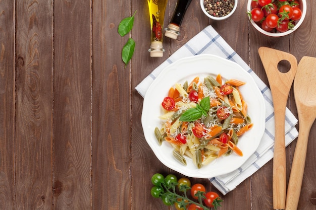 Macarrão penne colorido com tomate e manjericão