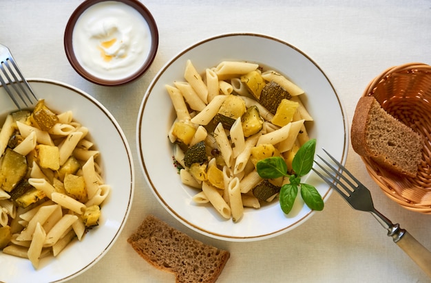 Macarrão penne com abobrinha frita