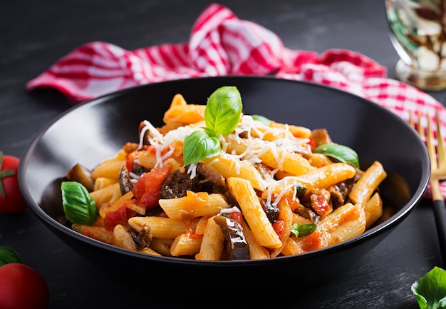 Macarrão penne com berinjela. Pasta alla norma - comida italiana tradicional