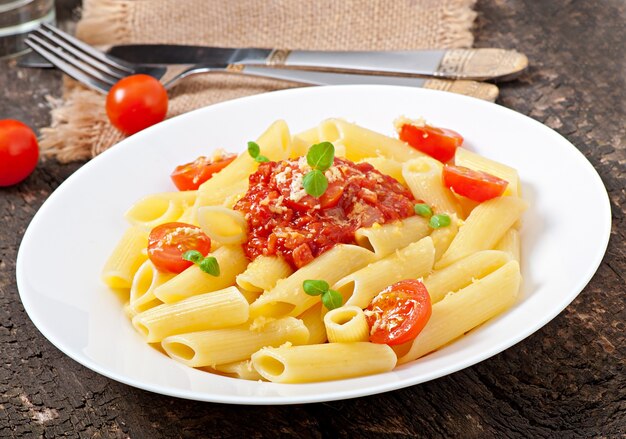 Macarrão penne com molho à bolonhesa, queijo parmesão e manjericão