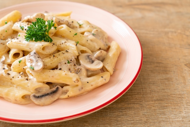 Macarrão penne com molho cremoso carbonara