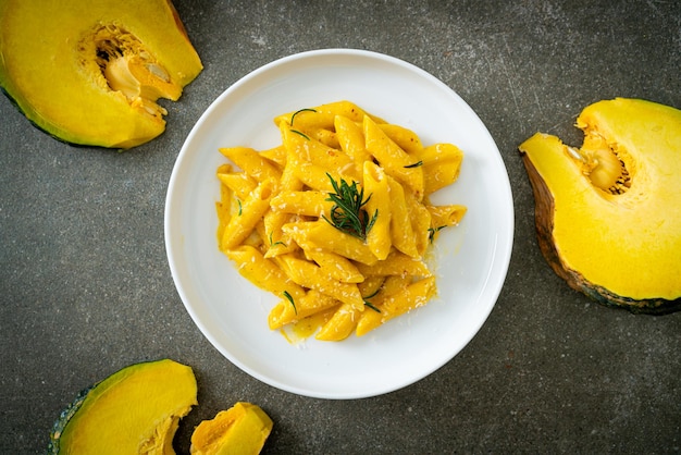 macarrão penne com molho cremoso de abóbora butternut e alecrim