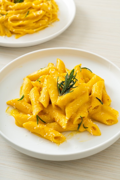 Macarrão penne com molho cremoso de abóbora com abóbora e alecrim