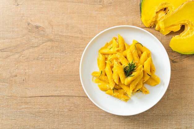 macarrão penne com molho cremoso de abóbora com abóbora e alecrim