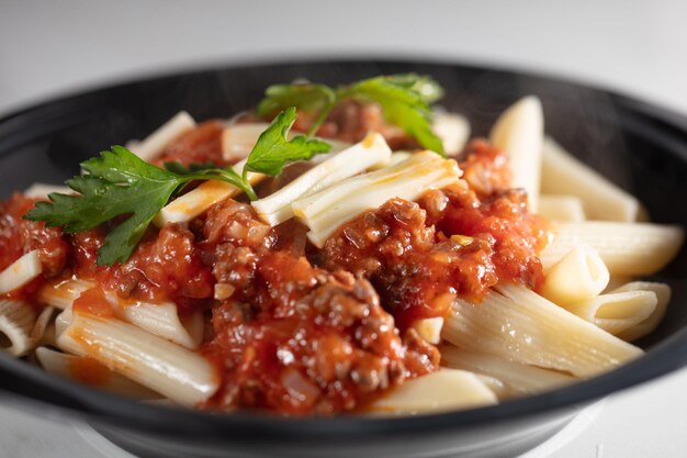 Macarrão Penne com Molho de Tomate à Bolonhesa Queijo Parmesão e Manjericão