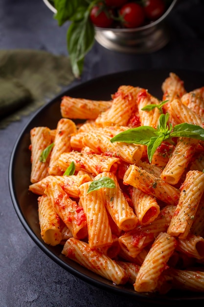 Macarrão penne com molho de tomate Penne arabiata