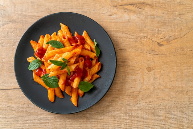 Macarrão penne com molho de tomate