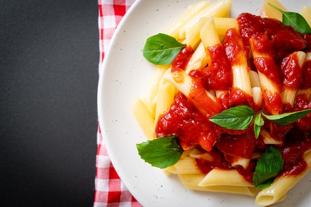 Macarrão penne com molho de tomate