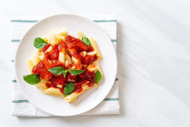 Macarrão penne com molho de tomate