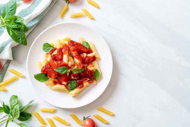 Macarrão penne com molho de tomate