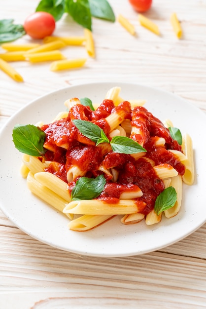 Macarrão penne com molho de tomate