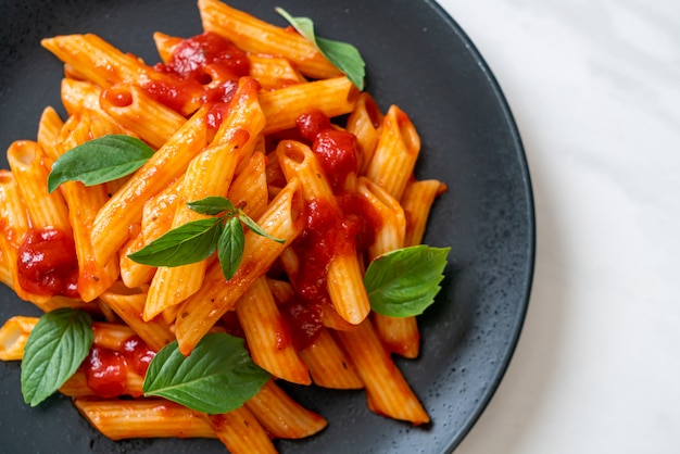 Macarrão penne com molho de tomate