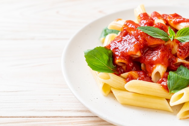 Macarrão penne com molho de tomate