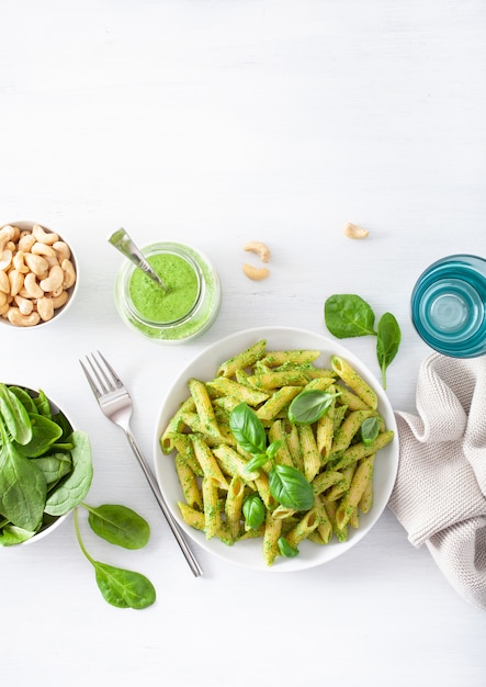 Macarrão penne com molho pesto de espinafre e manjericão