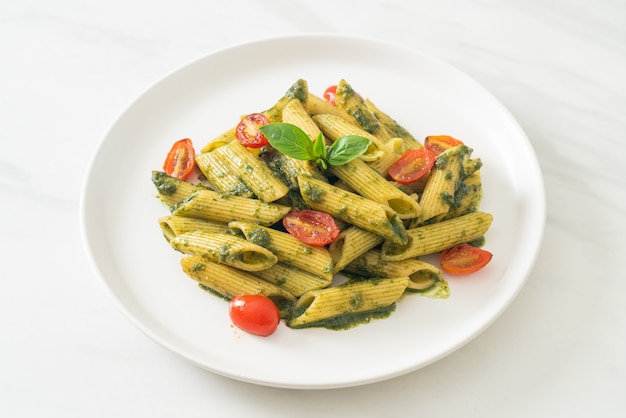 Macarrão penne com molho pesto e tomate - comida vegana e vegetariana