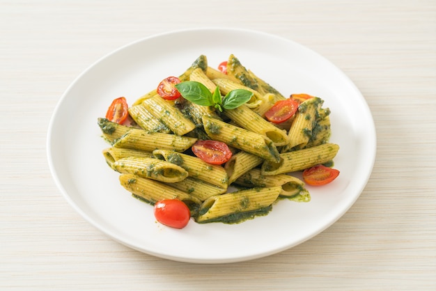 macarrão penne com molho pesto e tomate - estilo de comida vegana e vegetariana