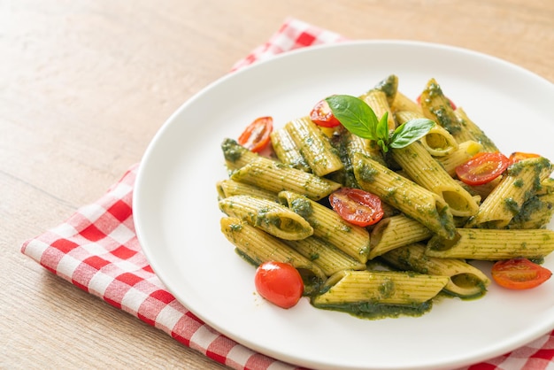 macarrão penne com molho pesto e tomate - estilo de comida vegana e vegetariana