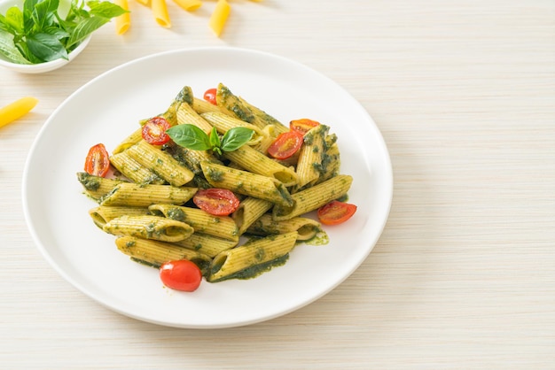 Macarrão penne com molho pesto e tomate