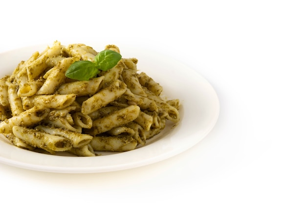 Macarrão penne com molho pesto isolado no fundo branco