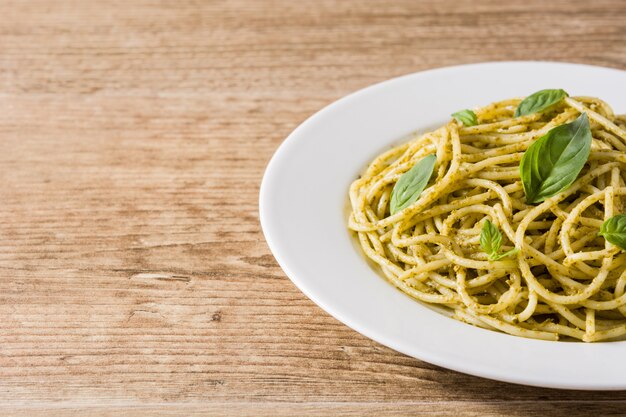 Macarrão penne com molho pesto na mesa de madeira