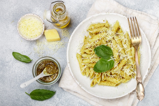 Macarrão penne com molho pesto, queijo parmesão, azeite e manjericão