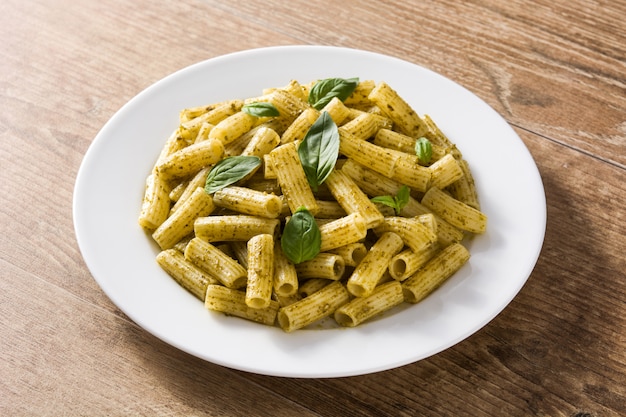 Macarrão penne com molho pesto