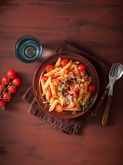 Macarrão penne com tomate e parmesão