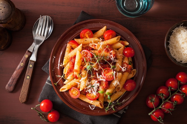 Macarrão penne com tomate e parmesão