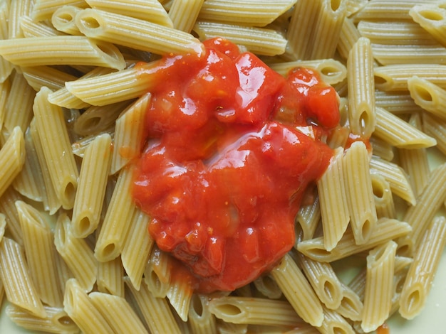 Foto macarrão penne com tomate