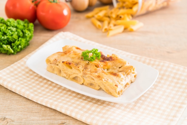 macarrão penne cozido com queijo e presunto