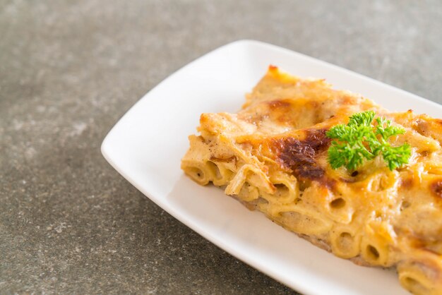 macarrão penne cozido com queijo e presunto