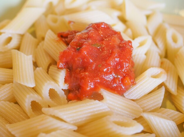 Macarrão penne de tomate