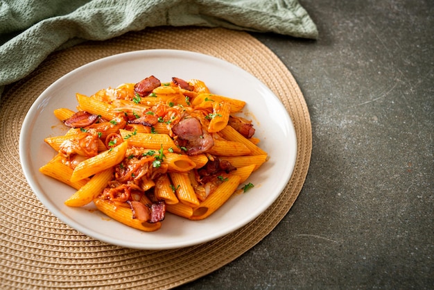 macarrão penne frito com kimchi e bacon - comida de fusão