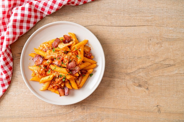 macarrão penne frito com kimchi e bacon - comida de fusão