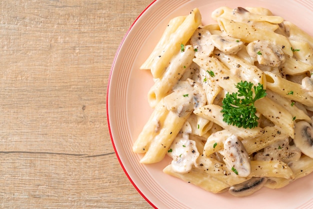 Macarrão Penne Molho Creme Carbonara com Cogumelos - Comida Italiana