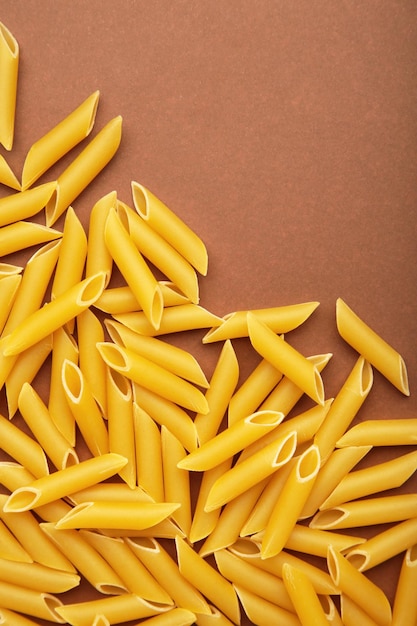 Macarrão penne rigate em fundo marrom